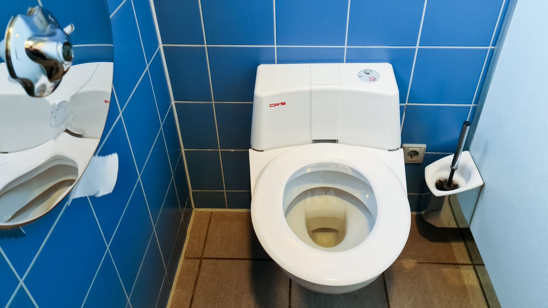 Photo of a toilet at a German freeway service area of the Sanifair brand