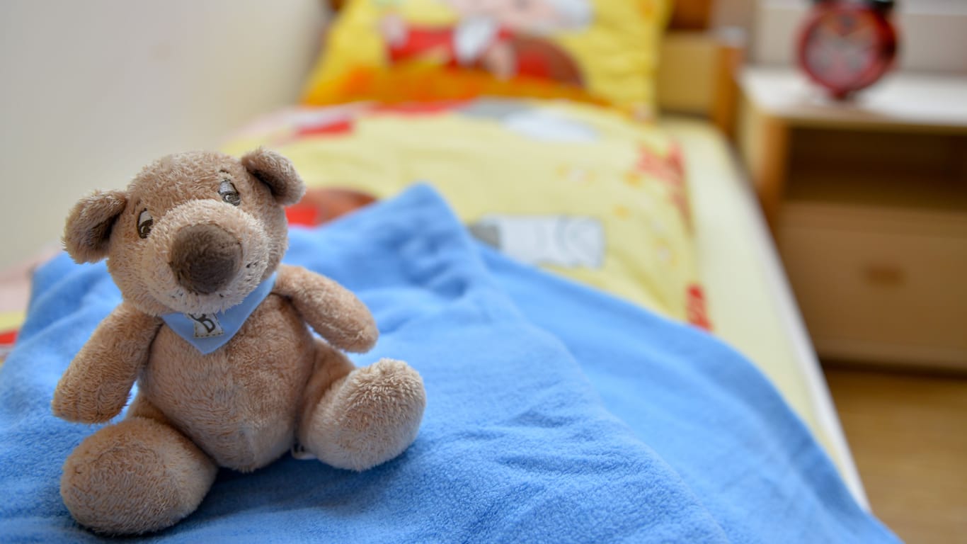 Stofftier in einem Kinderzimmer (Symbolbild): Ein Föhn löste offenbar das Feuer aus.