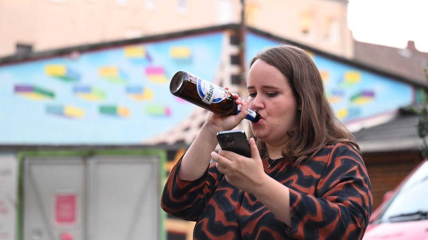 Ricarda Lang, Bundesvorsitzende von Bündnis90/Die Grünen trinkt auf der Wahlparty ihrer Partei ein Bier. In Sachsen fand am Sonntag die Landtagswahl statt.