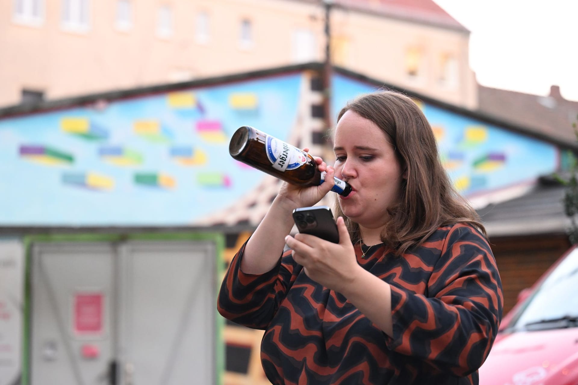 Ricarda Lang, Bundesvorsitzende von Bündnis90/Die Grünen trinkt auf der Wahlparty ihrer Partei ein Bier. In Sachsen fand am Sonntag die Landtagswahl statt.
