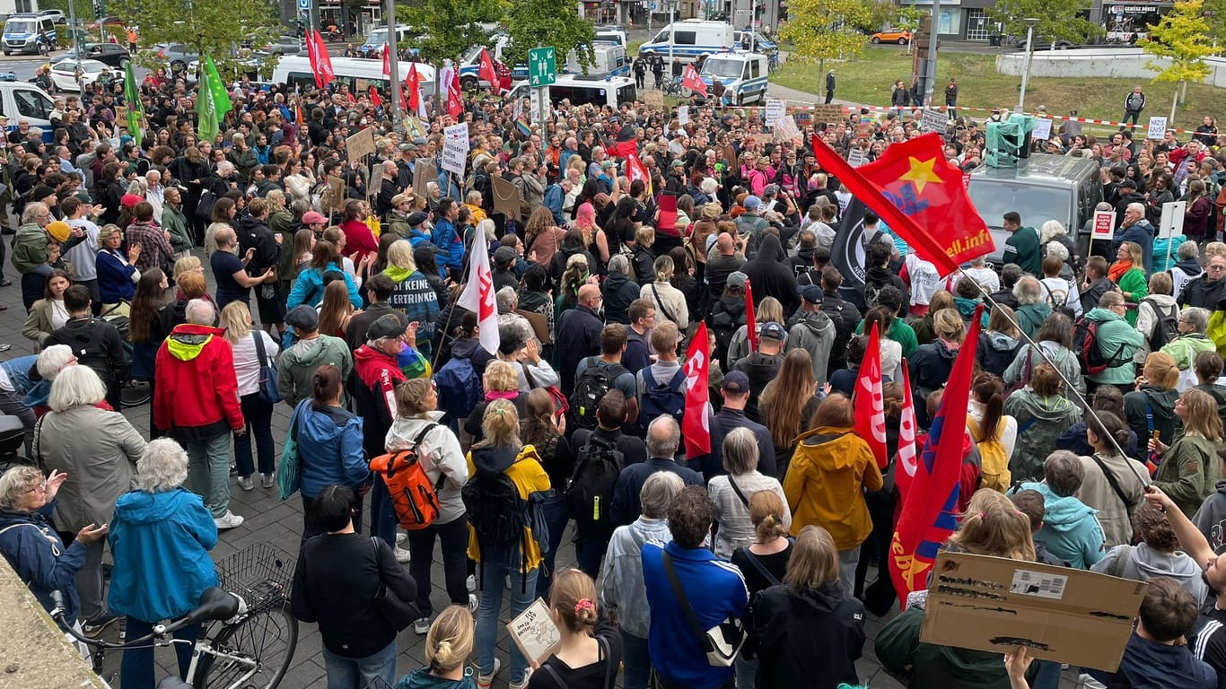 Demonstration in Bilk: Viele Düsseldorfer protestieren gegen den Besuch von Krah.