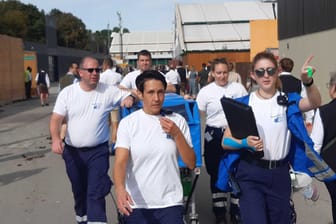 Sanitäter auf dem Weg zu einem Verletzten: Zu Fuß geht es auf der Wiesn schneller als mit dem Rettungswagen. Meistens sind sie in vier Minuten mit ihrer Trage am Ziel.