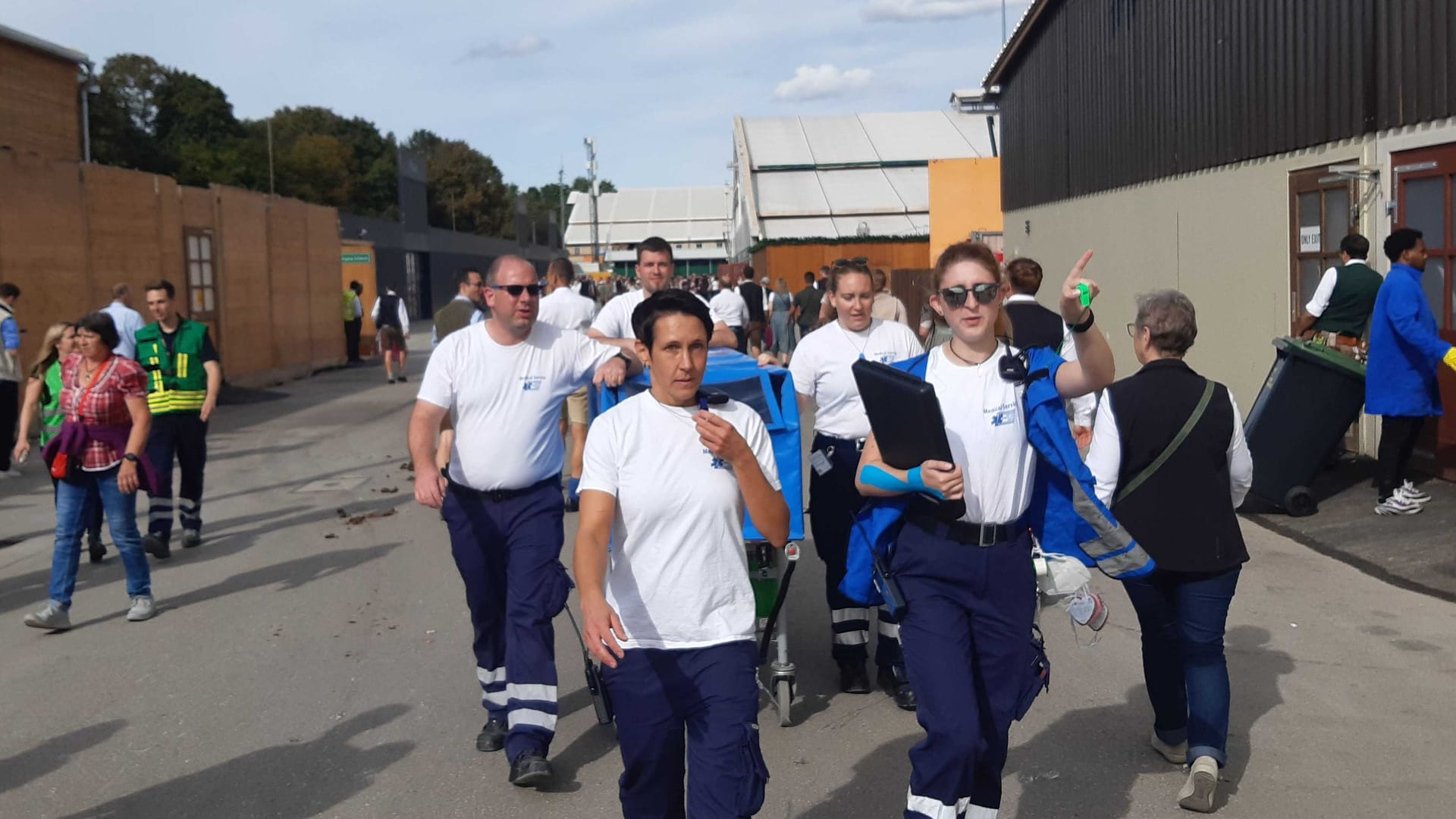 Sanitäter auf dem Weg zu einem Verletzten: Zu Fuß geht es auf der Wiesn schneller als mit dem Rettungswagen. Meistens sind sie in vier Minuten mit ihrer Trage am Ziel.