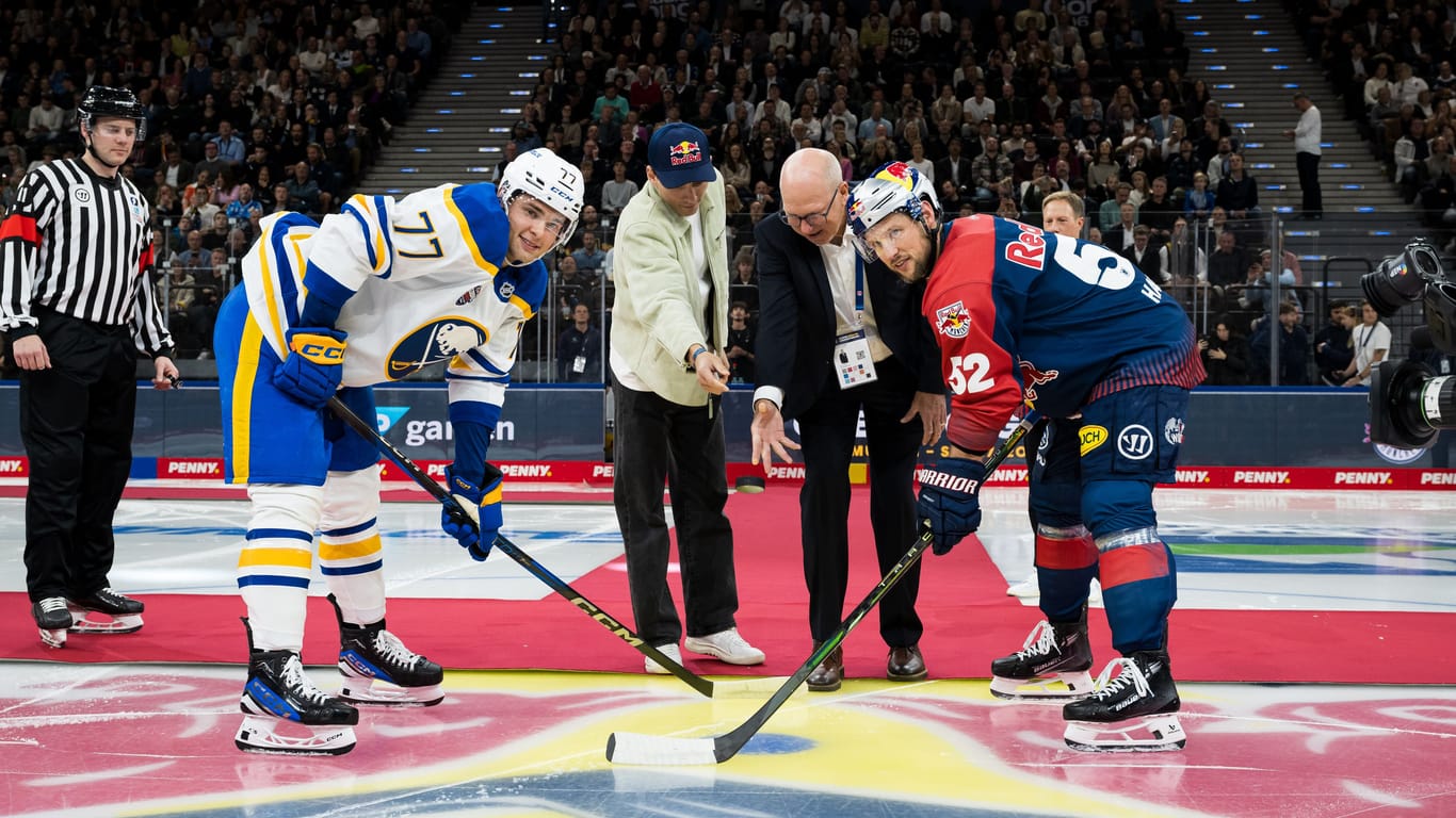 Läuteten die neue Eishockey-Ära in München ein: Trainerlegende Don Jackson (r.) und Stabhochsprung-Olympiasieger Armand Duplantis (l.) beim symbolischen Eröffnungsbully.