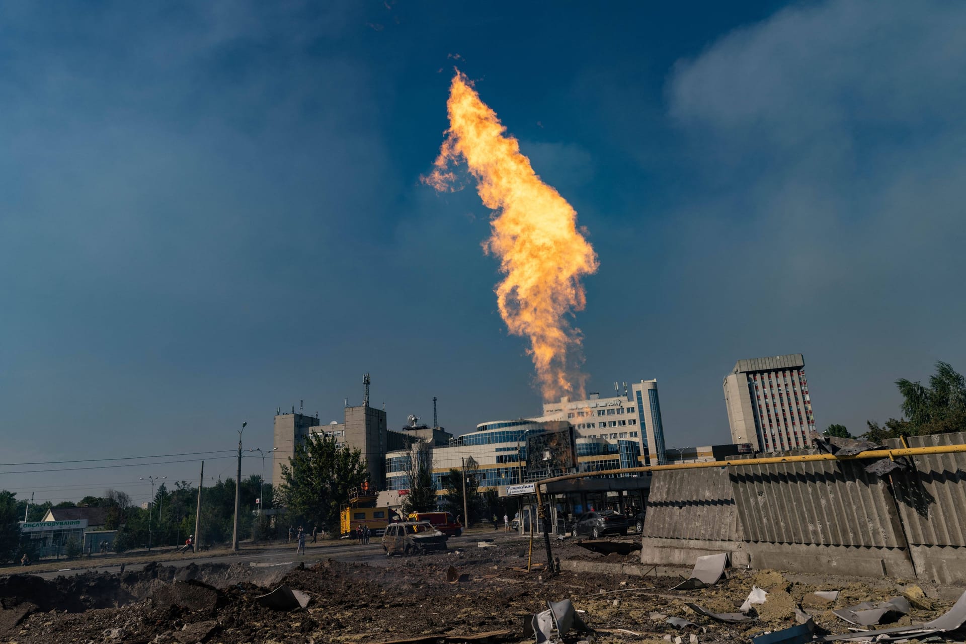 Flammen steigen nach einem russischen Angriff in Charkiw auf (Archivbild): Seit Kriegsbeginn wurden in der Stadt mehr als 600 Gebäude zerstört.