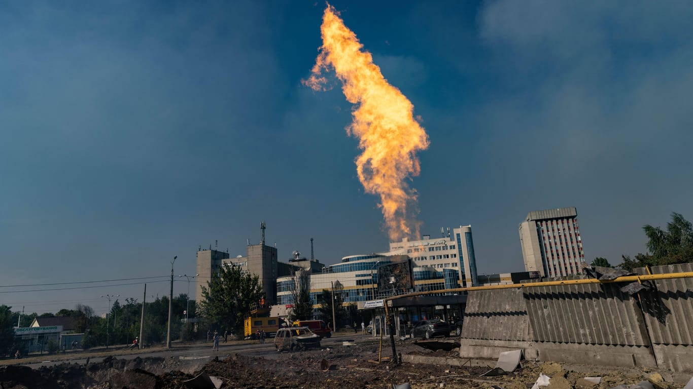 Flammen steigen nach einem russischen Angriff in Charkiw auf (Archivbild): Seit Kriegsbeginn wurden in der Stadt mehr als 600 Gebäude zerstört.