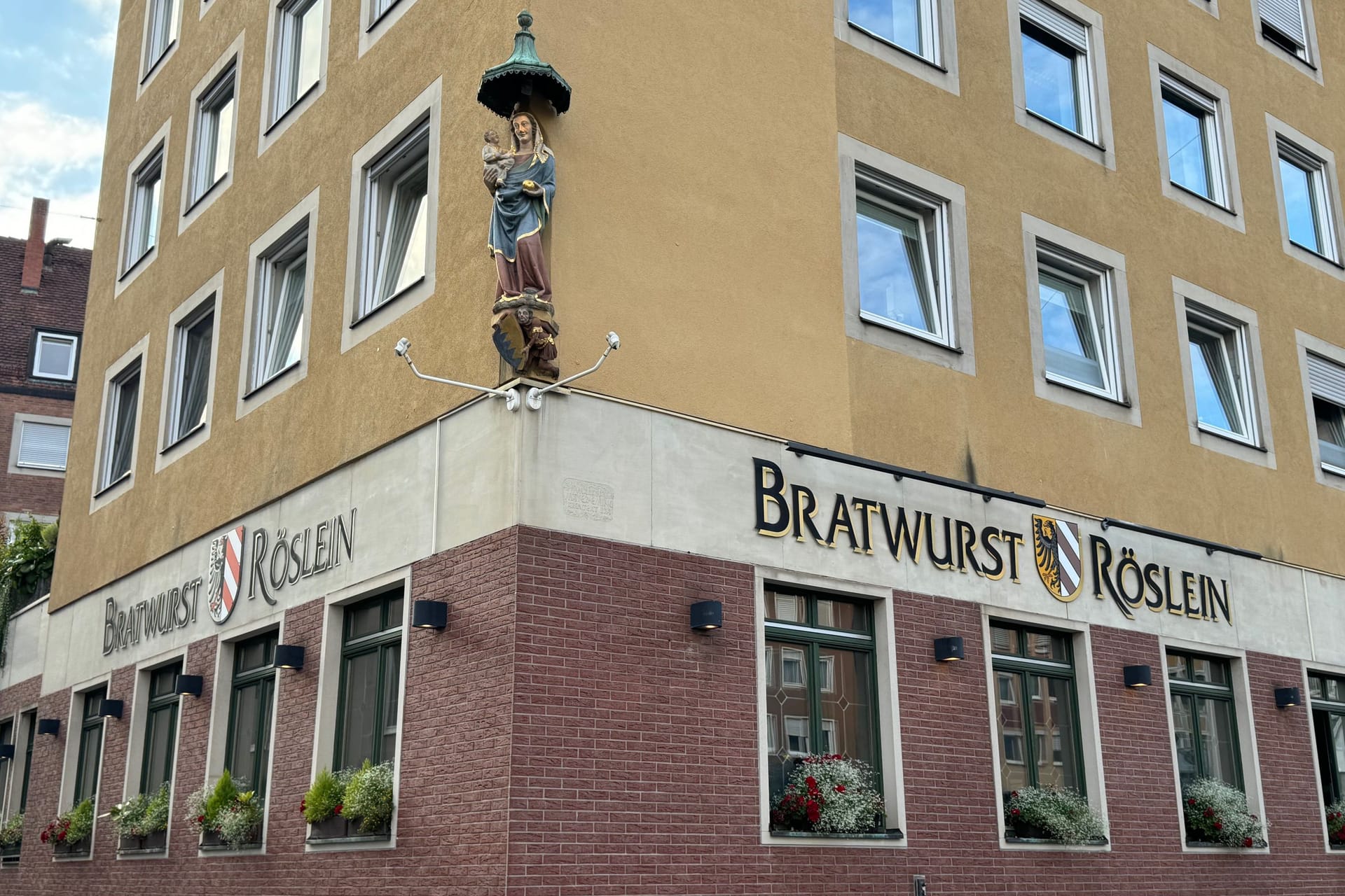 Das "Bratwurst Rößlein" in der Nürnberger Innenstadt: Neue Betreiber für das Traditionslokal scheinen gefunden.