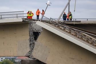 Mit einer Drohne werden die Schäden an der eingestürzten Carolabrücke überprüft