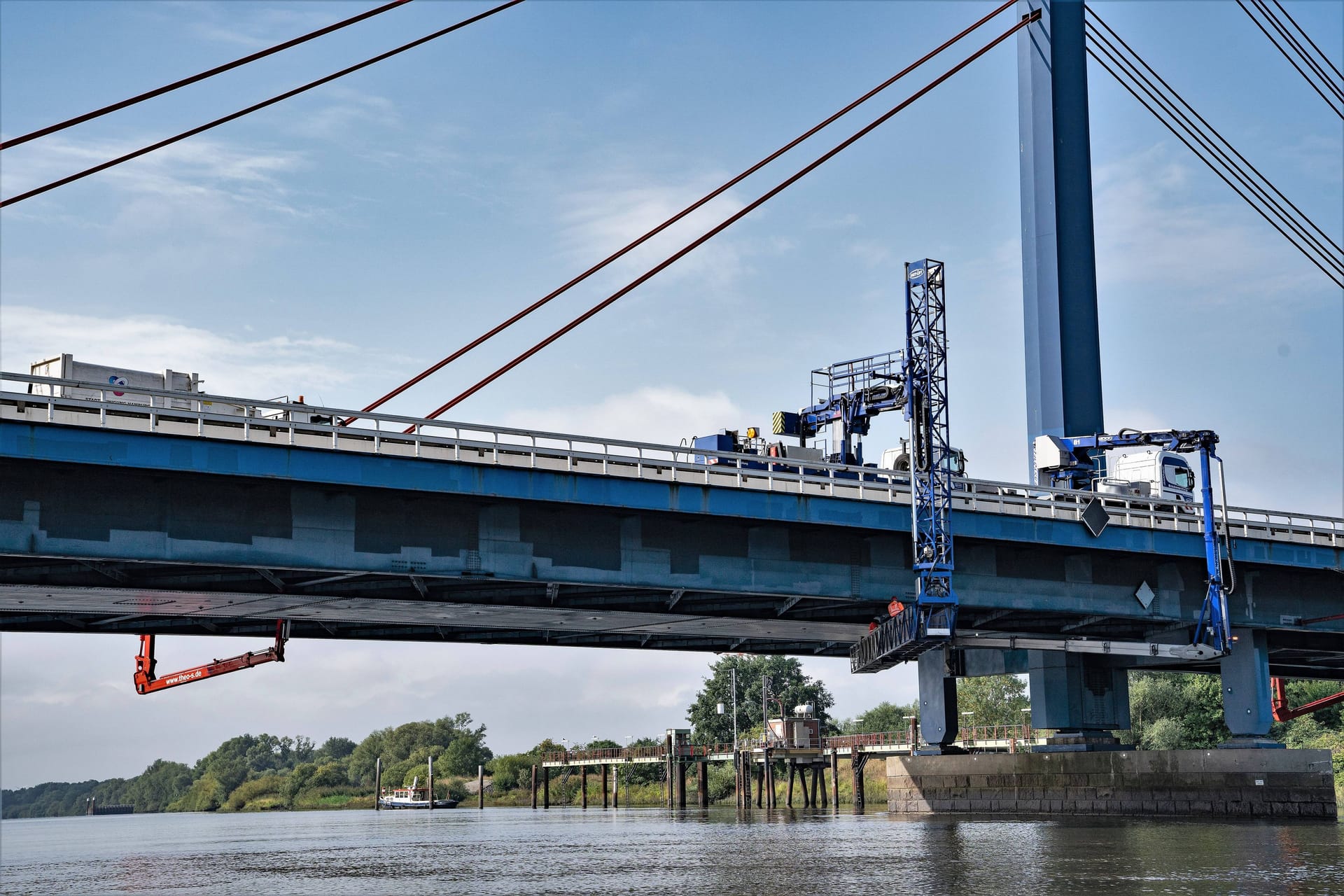 Eine sicherheitstechnische Prüfung der Norderelbbrücke im Jahr 2018 (Archivbild): Aktuell ist die Brücke in Hamburg wieder für Schwerlasttransporte gesperrt.