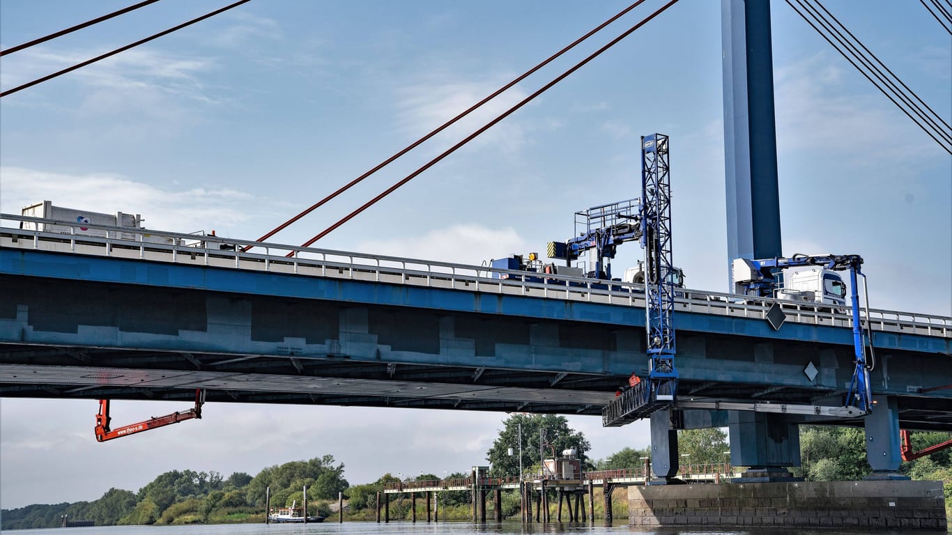 Eine sicherheitstechnische Prüfung der Norderelbbrücke im Jahr 2018 (Archivbild): Aktuell ist die Brücke in Hamburg wieder für Schwerlasttransporte gesperrt.