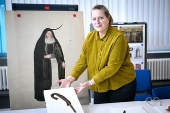 Annette Schieck, Leiterin des Deutschen Textilmuseums, zeigt bedeutende Funde aus dem 16. und 17. Jahrhundert – unter anderem ein sogenanntes Tiphoiken, eine Bremer Besonderheit.