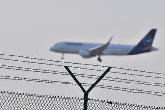 Ein Abschiebeflug der Bundesregierung (Symbolbild): Die Ausreise abgelehnter Asylbewerber ist nach wie vor ein Streitthema.