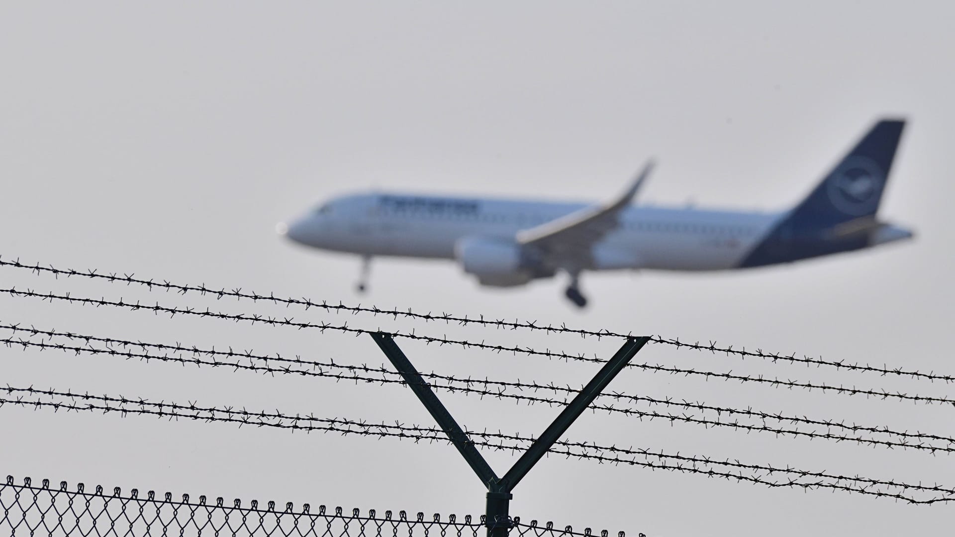 Ein Abschiebeflug der Bundesregierung (Symbolbild): Die Ausreise abgelehnter Asylbewerber ist nach wie vor ein Streitthema.