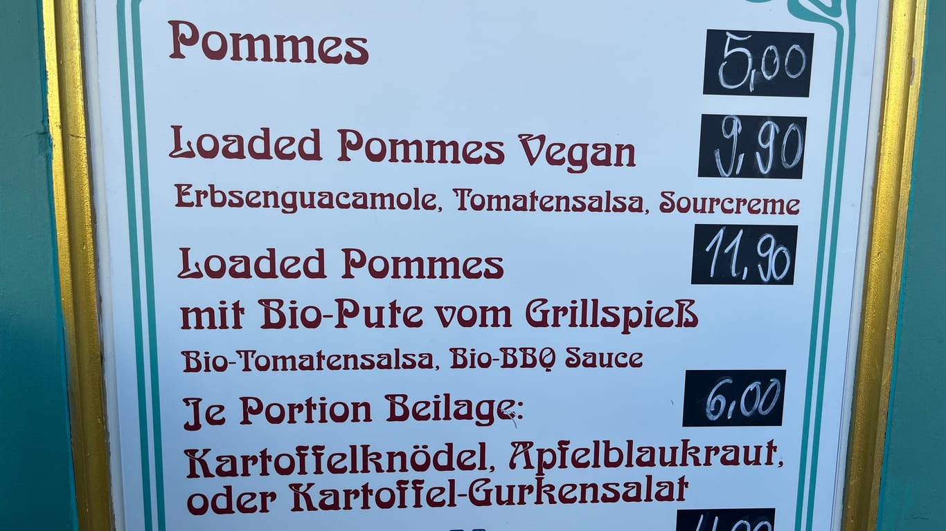 Wer zum halben Hendl für 20,50 Euro noch eine Portion Pommes haben mag, legt noch einmal 5 Euro drauf.