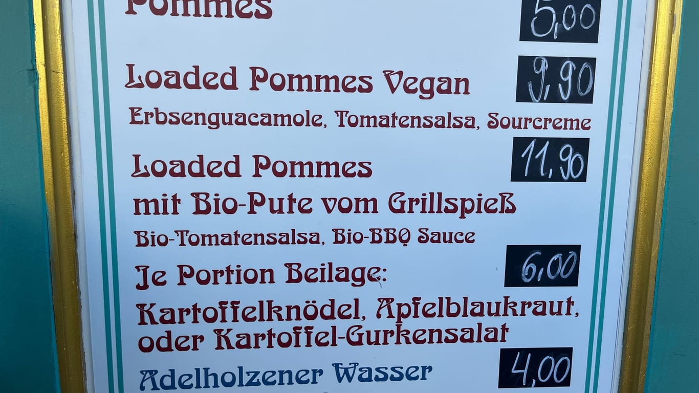 Wer zum halben Hendl für 20,50 Euro noch eine Portion Pommes haben mag, legt noch einmal 5 Euro drauf.