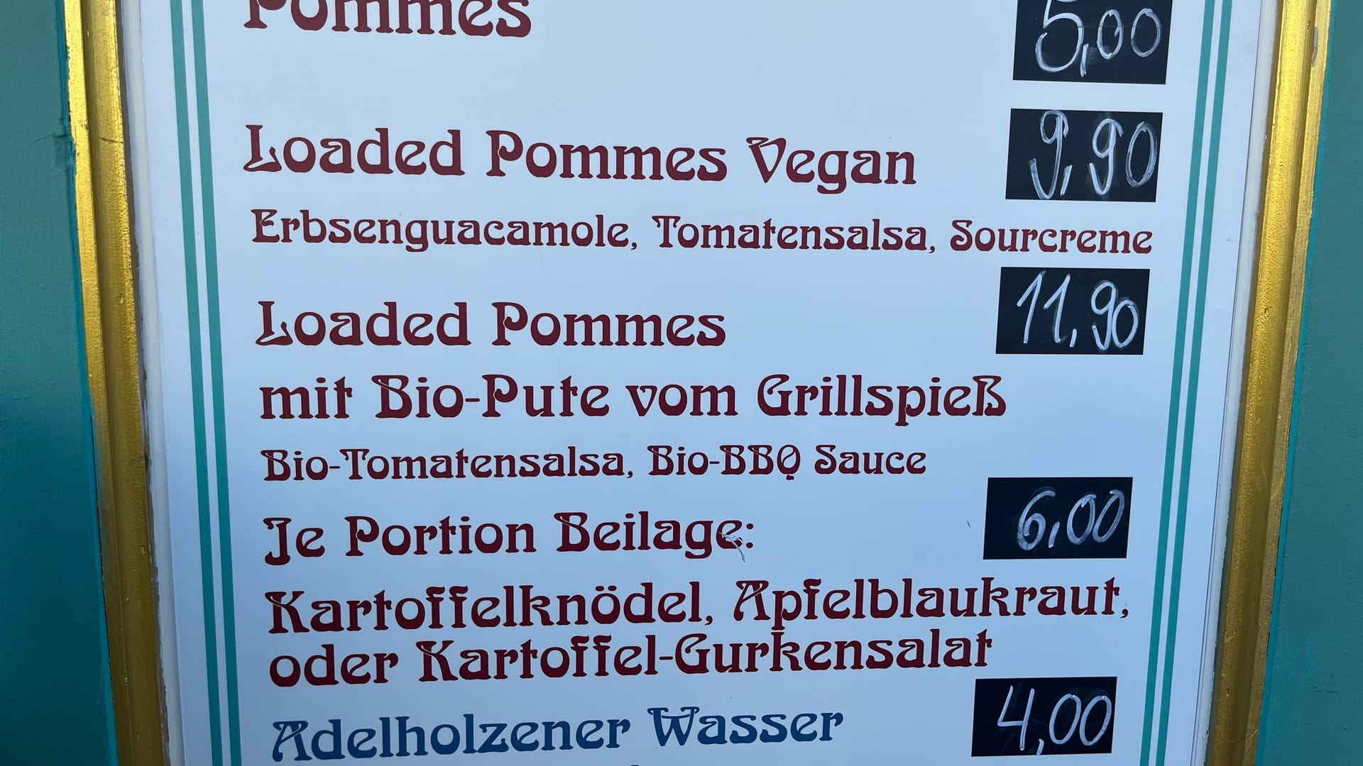 Wer zum halben Hendl für 20,50 Euro noch eine Portion Pommes haben mag, legt noch einmal 5 Euro drauf.