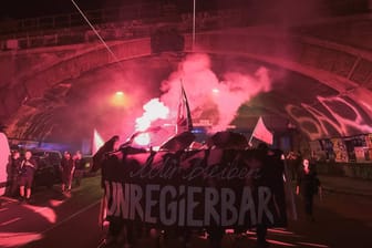 Linksradikale Demonstranten am Sonntagabend in Dresden: Die Polizei beobachte die Demonstration meist aus der Ferne.