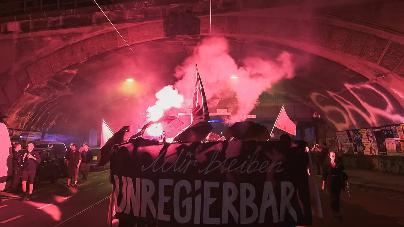 Linksradikale Demonstranten am Sonntagabend in Dresden: Die Polizei beobachte die Demonstration meist aus der Ferne.