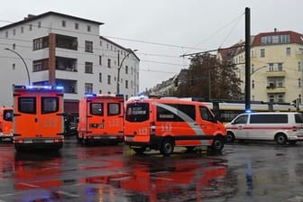 Unfall mit einer Straßenbahn: In Berlin ist eine Person bei einem Unfall ums Leben gekommen.