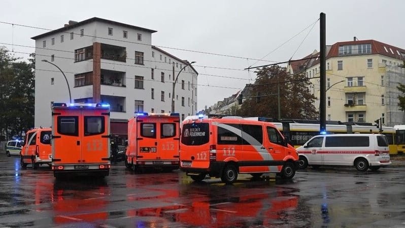 Unfall mit einer Straßenbahn: In Berlin ist eine Person bei einem Unfall ums Leben gekommen.