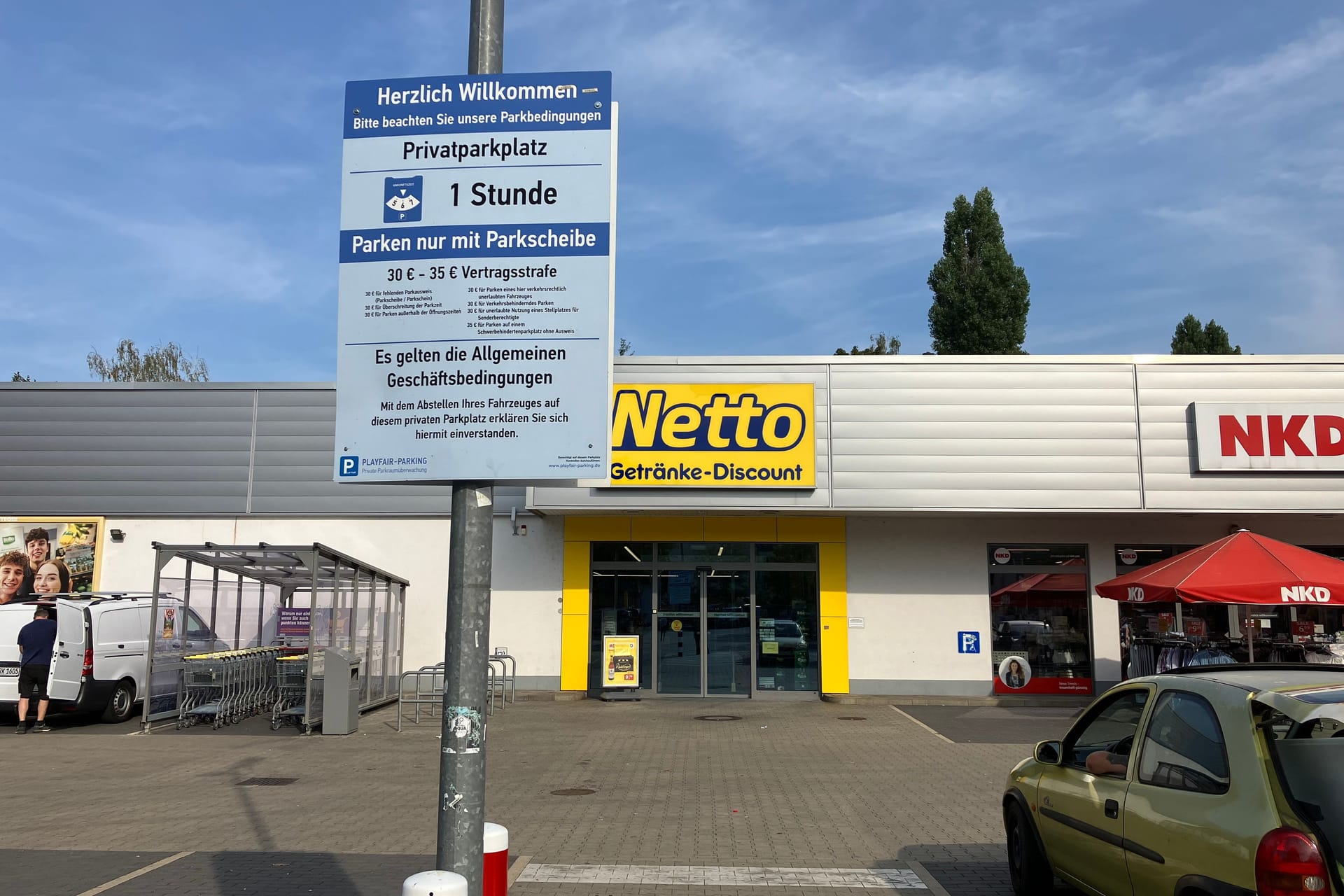 Ein Hinweisschild von Playfair-Parking auf einem Netto-Parkplatz in Dresden-Pieschen: Wer hier die Parkscheibe vergisst, dem droht ein deftiges Bußgeld.