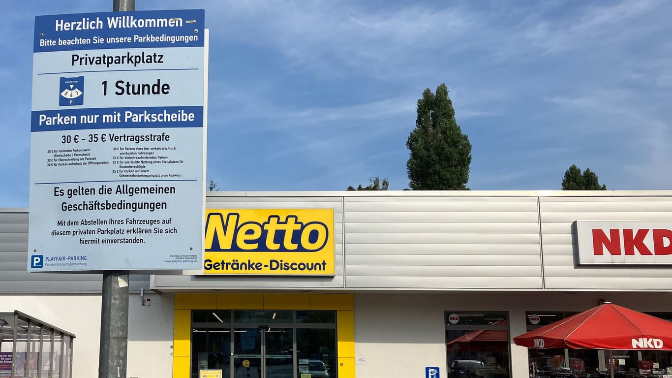 Ein Hinweisschild von Playfair-Parking auf einem Netto-Parkplatz in Dresden-Pieschen: Wer hier die Parkscheibe vergisst, dem droht ein deftiges Bußgeld.