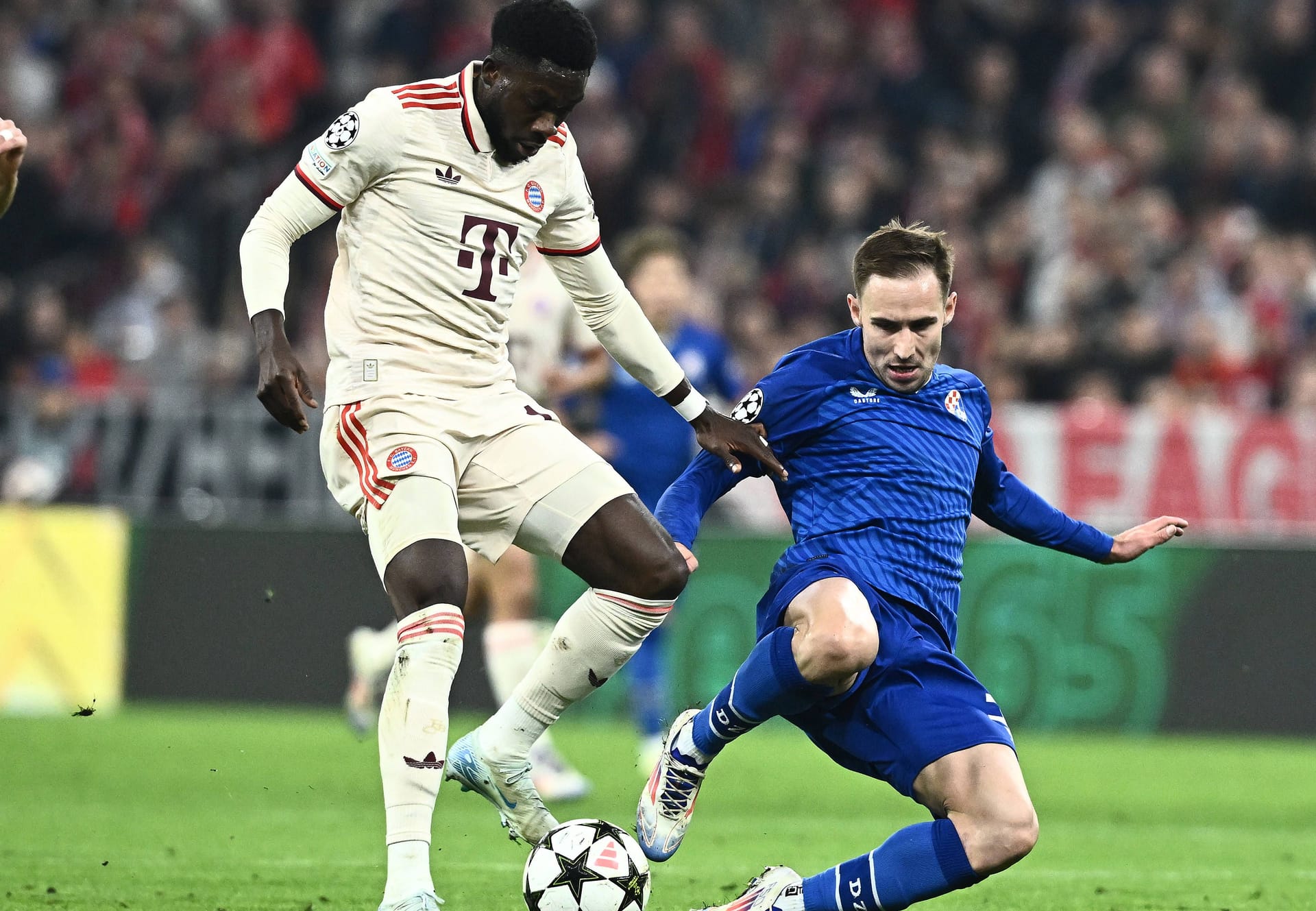 Alphonso Davies: Rückte als Linksverteidiger in die Mannschaft. Holte den Ball im Sprint nach hinten zurück und feierte das mit zwei geballten Fäusten (16.). Verlor den Ball leichtfertig in der gegnerischen Hälfte (28.). Der erste Gegentreffer fiel dann über seine Seite. Note 3