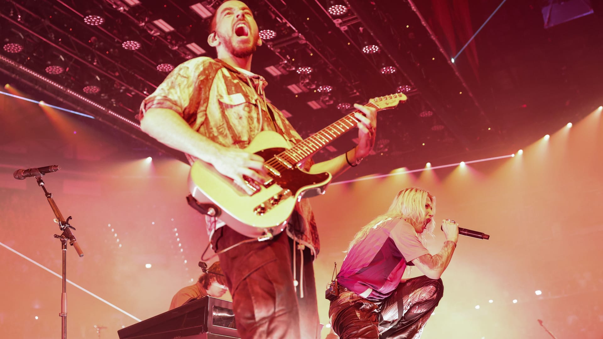 Mike Shinoda und Emily Armstrong (r.) von Linkin Park: Die Band hat sich vor ihrem Konzert am Sonntag in Hamburg verewigt. Mike Shinoda und Emily Armstrong (r.) von Linkin Park: Die Band hat sich vor ihrem Konzert am Sonntag in Hamburg verewigt.