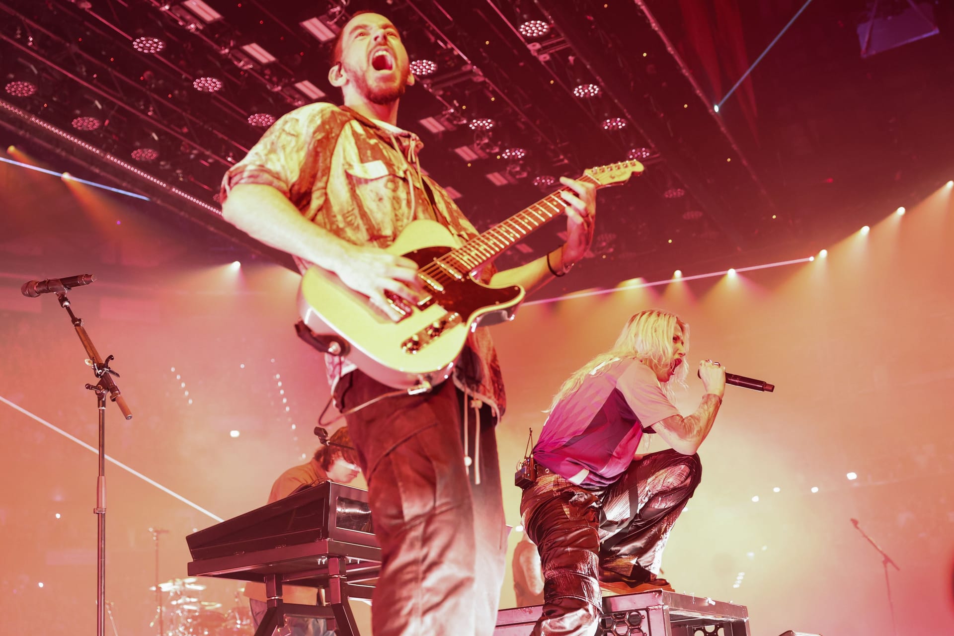 Mike Shinoda und Emily Armstrong (r.) von Linkin Park: Die Band hat sich vor ihrem Konzert am Sonntag in Hamburg verewigt.