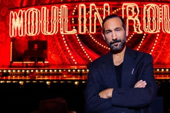 Massimo Sinató steht in der Kulisse des Musicals "Moulin Rouge!": Der aus der RTL-Tanzsendung "Let’s Dance" bekannte Profitänzer wird eine Rolle in dem Musical übernehmen.