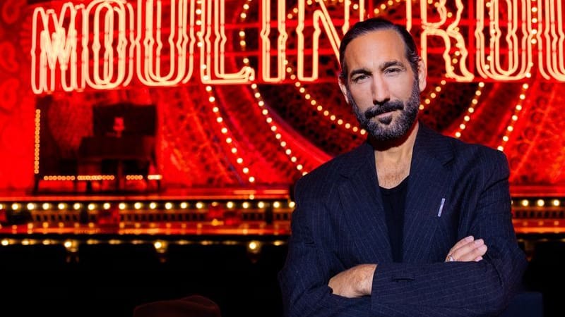 Massimo Sinató steht in der Kulisse des Musicals "Moulin Rouge!": Der aus der RTL-Tanzsendung "Let’s Dance" bekannte Profitänzer wird eine Rolle in dem Musical übernehmen.