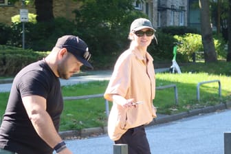 Die neue Frontfrau von Linkin Park, Emily Armstrong: Das gute Wetter in Hamburg genoss die Sängerin an der Alster.