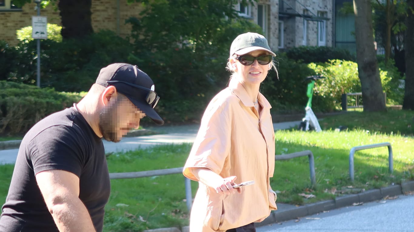 Die neue Frontfrau von Linkin Park, Emily Armstrong: Das gute Wetter in Hamburg genoss die Sängerin an der Alster.