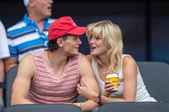 Fabian Reese mit seiner Freundin Johanna Grünewald auf der Tribüne (Archivfoto): Verletzungsbedingt kann Reese derzeit nicht für die Hertha spielen – viel Zeit für andere Ideen also.