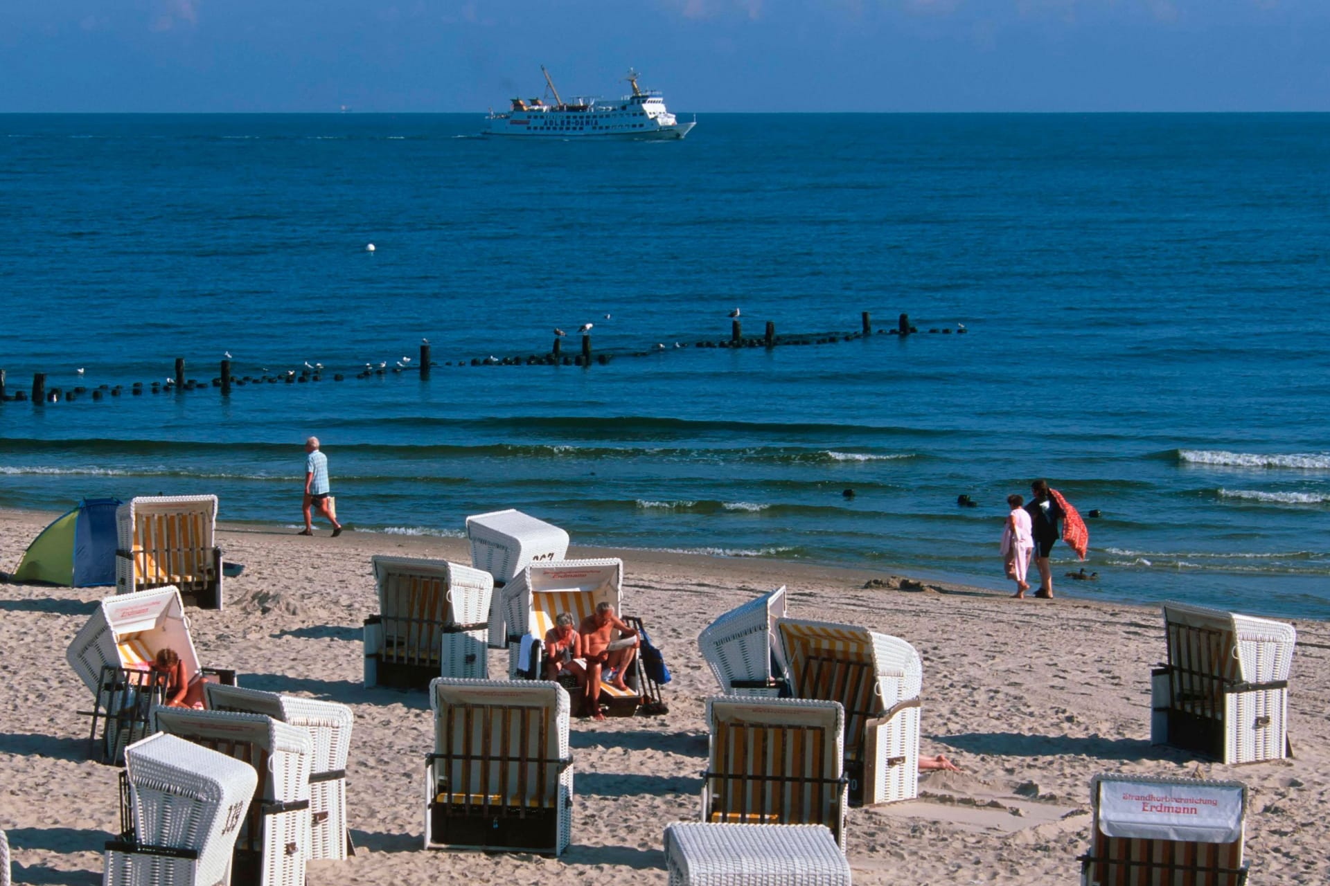 Strandkörbe am Strand (Symbolbild): Ist Ostsee oder Nordsee das liebste Ziel der Hamburger?