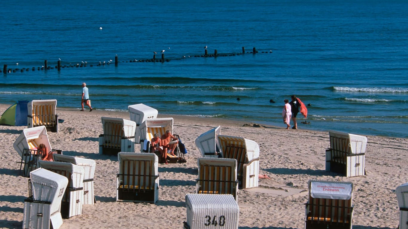 Strandkörbe am Strand (Symbolbild): Ist Ostsee oder Nordsee das liebste Ziel der Hamburger?