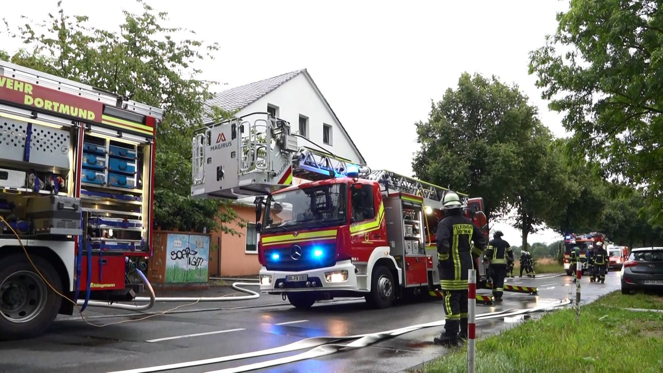 Feuerwehrfahrzeuge in Brechten: Hier ist am Montag ein Blitz eingeschlagen.