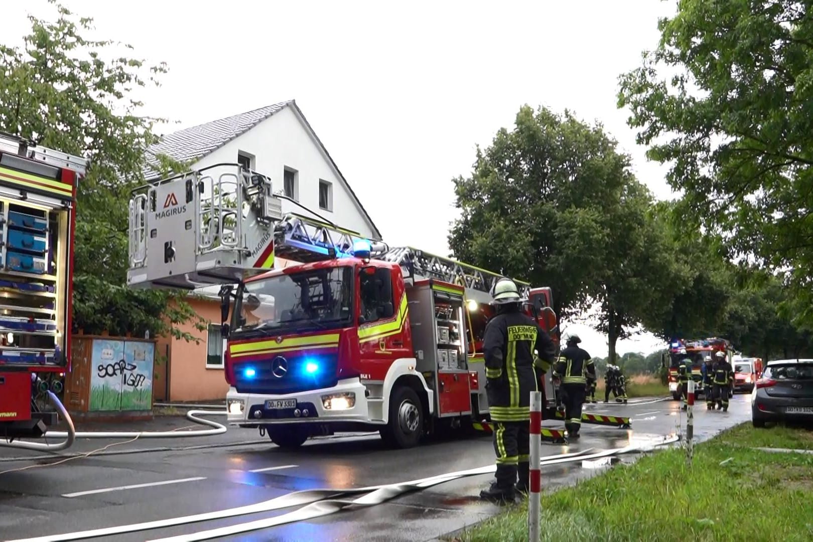 Feuerwehrfahrzeuge in Brechten: Hier ist am Montag ein Blitz eingeschlagen.