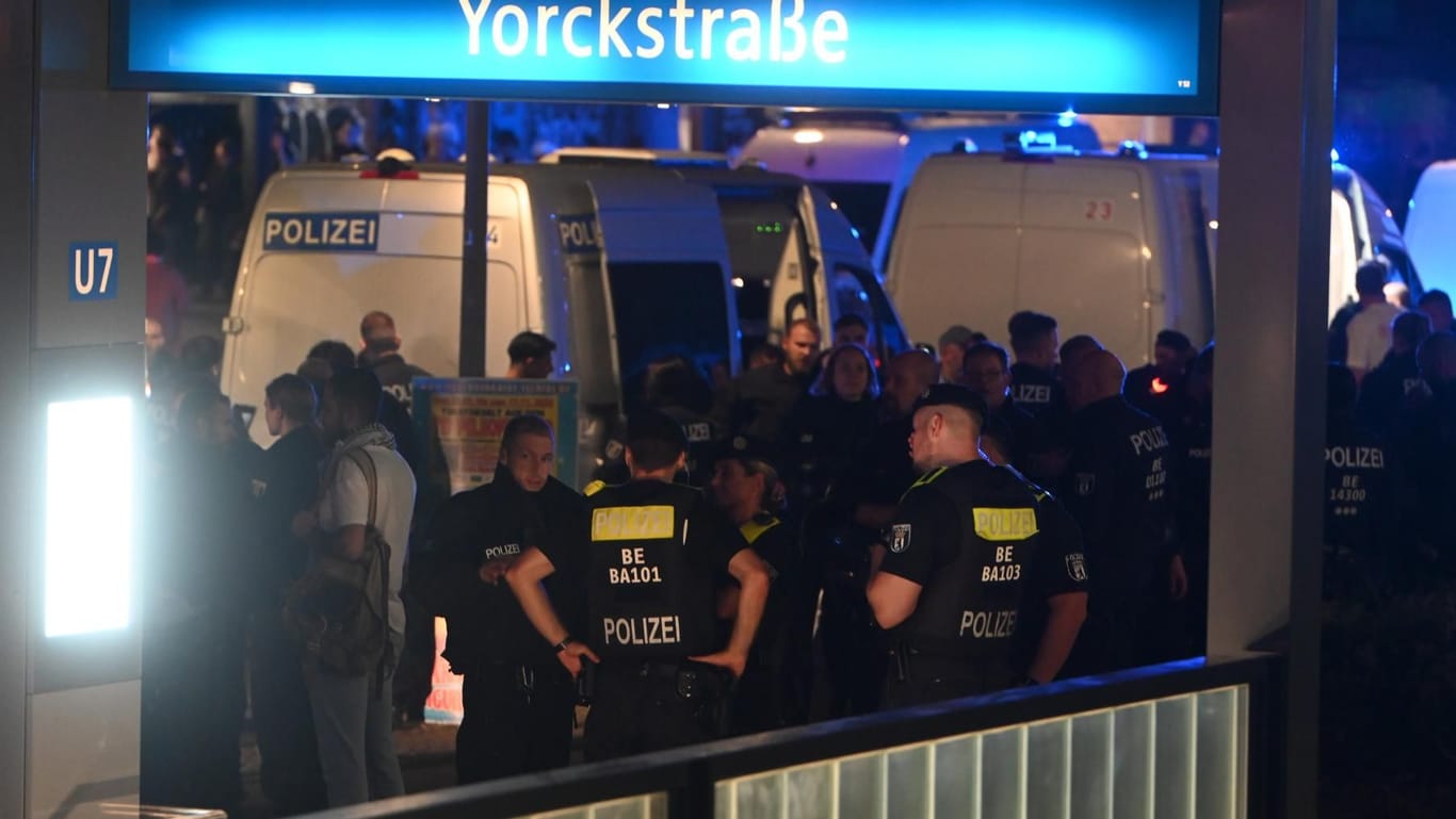 Polizisten am U-Bahnhof Yorckstraße: Ein Zug der Linie U7 musste gestoppt werden, nachdem es zu Randale gekommen sein soll.