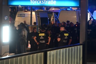 Polizisten am U-Bahnhof Yorckstraße: Ein Zug der Linie U7 musste gestoppt werden, nachdem es zu Randale gekommen sein soll.