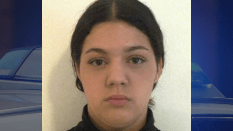 Mit diesem Bild fahndet die Polizei nach der 16-jährigen Amira: Zum Zeitpunkt ihres Verschwindens war sie mit einer schwarzen Daunenjacke unterwegs.