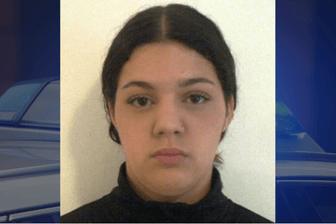 Mit diesem Bild fahndet die Polizei nach der 16-jährigen Amira: Zum Zeitpunkt ihres Verschwindens war sie mit einer schwarzen Daunenjacke unterwegs.