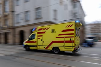 Krankenwagen fährt durch Dresden: