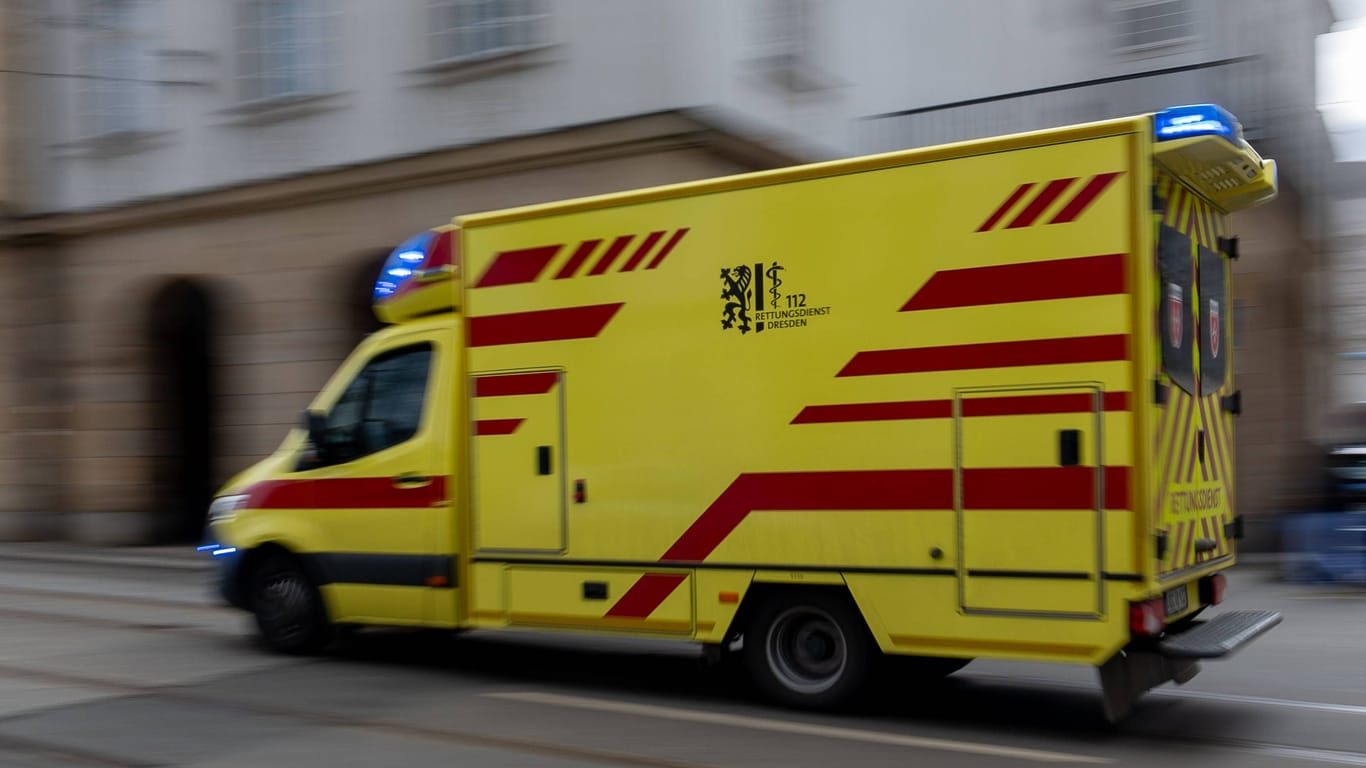 Krankenwagen fährt durch Dresden: