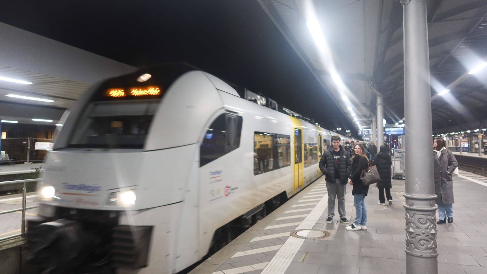 Reisende warten an einem Bahnsteig des Bonner Hauptbahnhofes: Hier gibt es für viele Reisende nicht genug Service, außerdem hapert's an der Pünktlichkeit.