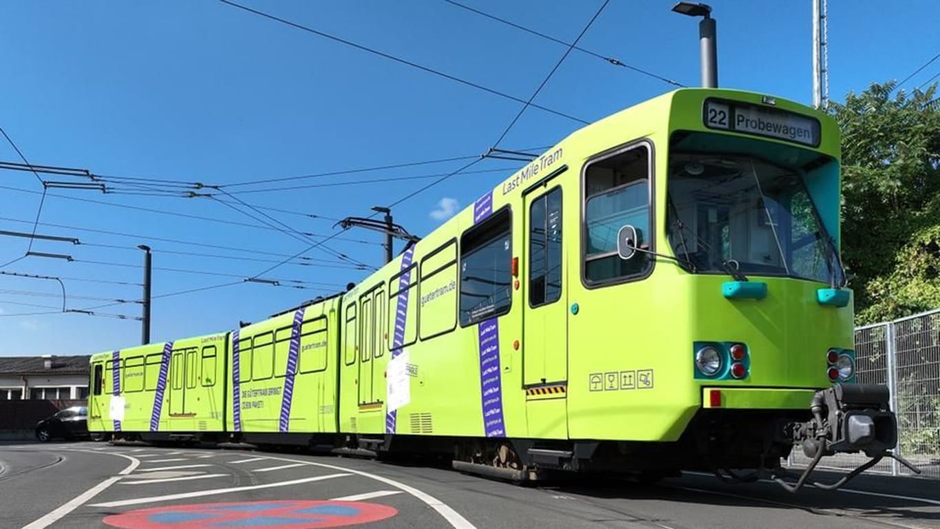 Amazon-Tram in Frankfurt: Deutschlandweit nimmt die Zahl der verschickten Paket-, Express- und Kuriersendungen von Amazon & Co. immer weiter zu. Rund 11 Millionen Pakete werden ausgeliefert - pro Tag. Es ist ja auch praktisch und gemütlich, Klamotten, Technik und Sportgeräte bis an die Haustür geliefert zu bekommen. Die Schattenseite der Bequemlichkeit: Die meisten dieser Pakete werden mit Autos ausgeliefert. Und die verstopfen die Straßen und verpesten die Luft – auch in Frankfurt.AudiobeitragAudio 00:39 Min.|06.09.24