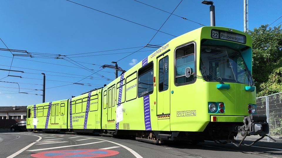 Amazon-Tram in Frankfurt: Deutschlandweit nimmt die Zahl der verschickten Paket-, Express- und Kuriersendungen von Amazon & Co. immer weiter zu. Rund 11 Millionen Pakete werden ausgeliefert - pro Tag. Es ist ja auch praktisch und gemütlich, Klamotten, Technik und Sportgeräte bis an die Haustür geliefert zu bekommen. Die Schattenseite der Bequemlichkeit: Die meisten dieser Pakete werden mit Autos ausgeliefert. Und die verstopfen die Straßen und verpesten die Luft – auch in Frankfurt.AudiobeitragAudio 00:39 Min.|06.09.24