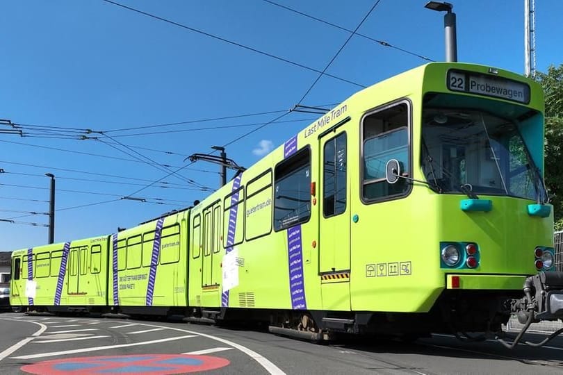 Amazon-Tram in Frankfurt: Deutschlandweit nimmt die Zahl der verschickten Paket-, Express- und Kuriersendungen von Amazon & Co. immer weiter zu. Rund 11 Millionen Pakete werden ausgeliefert - pro Tag. Es ist ja auch praktisch und gemütlich, Klamotten, Technik und Sportgeräte bis an die Haustür geliefert zu bekommen. Die Schattenseite der Bequemlichkeit: Die meisten dieser Pakete werden mit Autos ausgeliefert. Und die verstopfen die Straßen und verpesten die Luft – auch in Frankfurt.AudiobeitragAudio 00:39 Min.|06.09.24