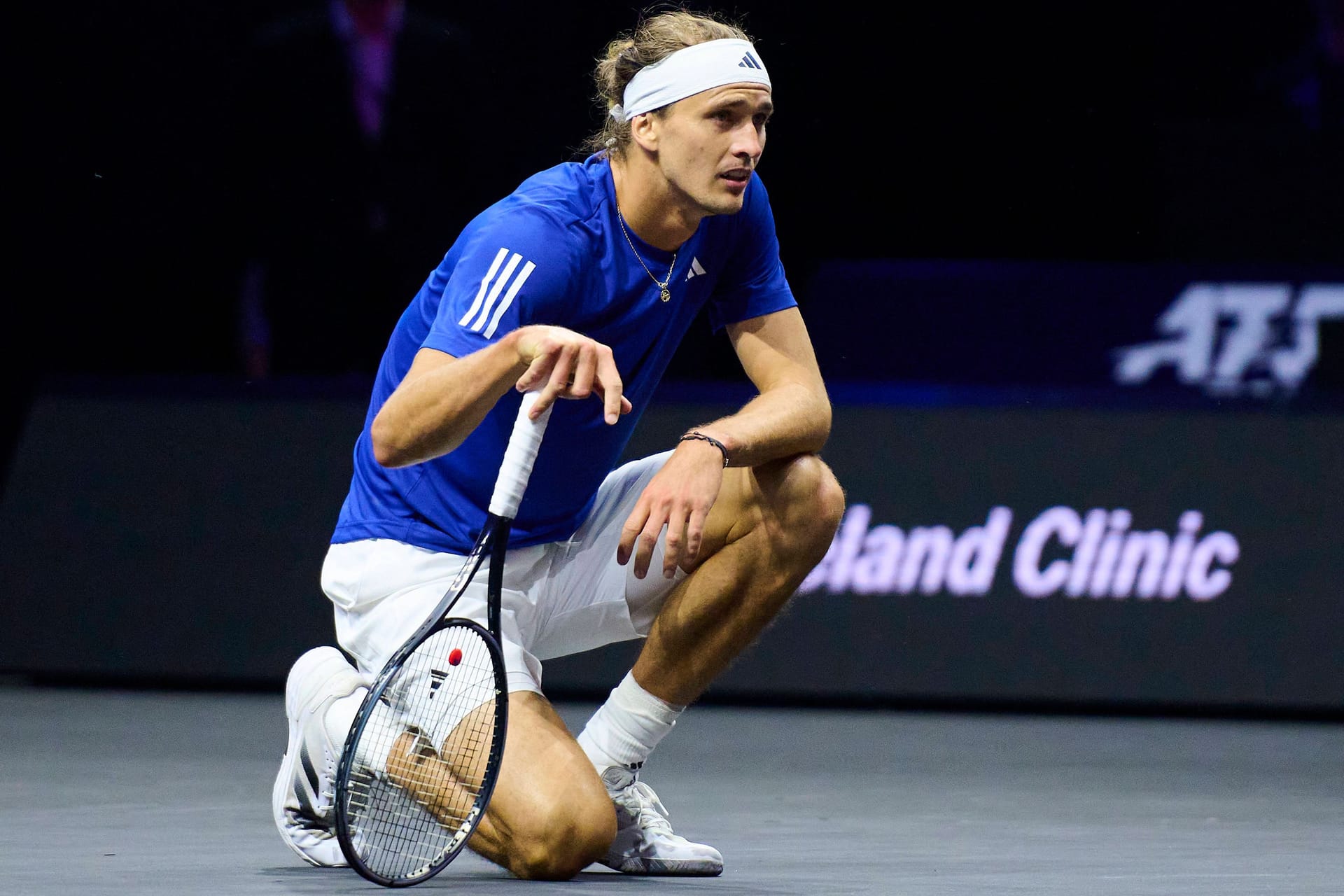 Innehalten: Alexander Zverev im Match gegen Taylor Fritz am Samstagabend in Berlin.