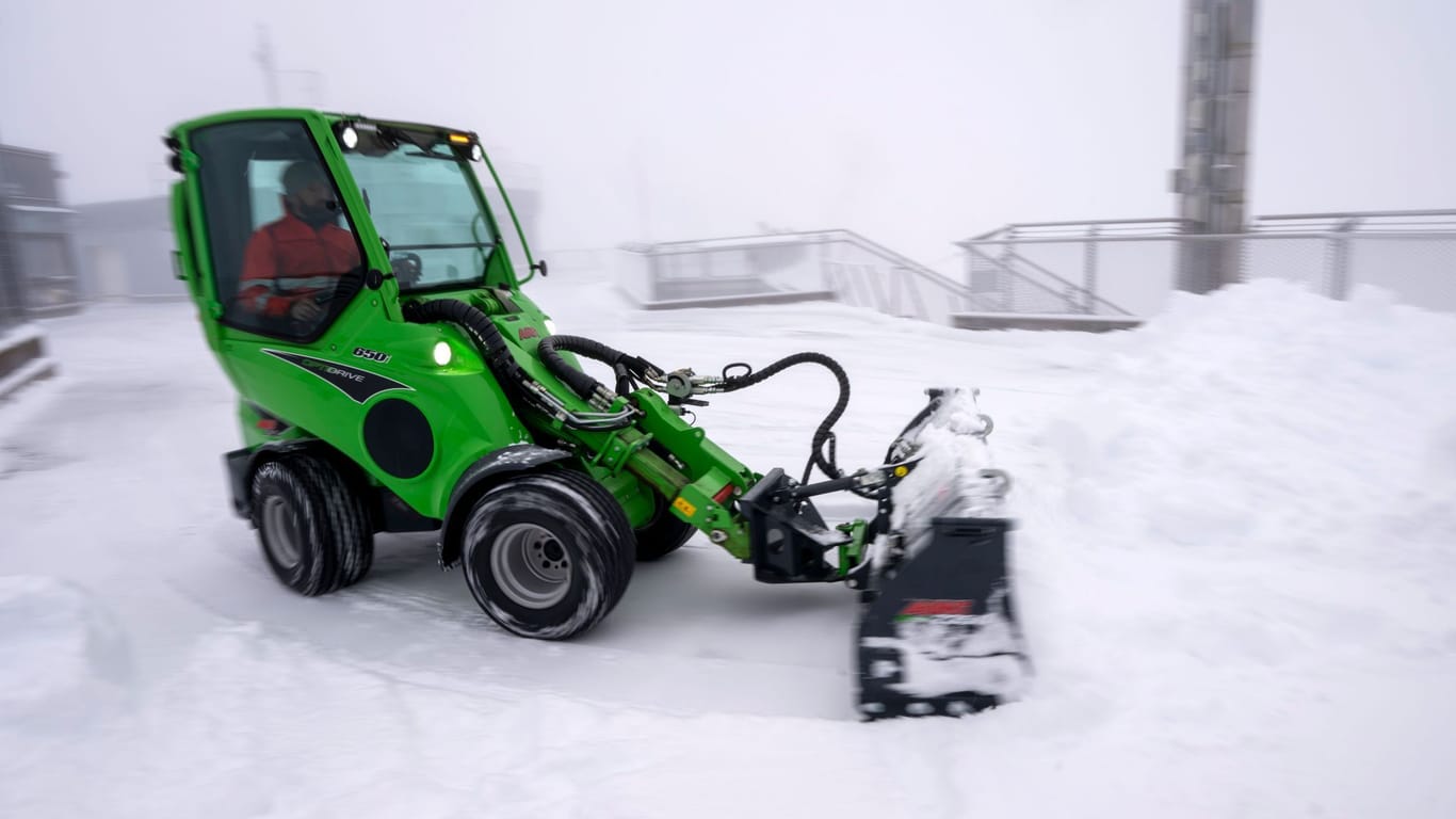 Neuschnee auf der Zugspitze: Erste Schneeräumarbeiten der Saison auf der Zugspitze.